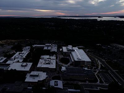 校园黄昏鸟瞰图，背景是夕阳和水景