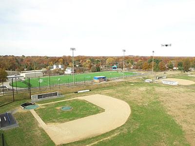一架无人机飞过AACC棒球场